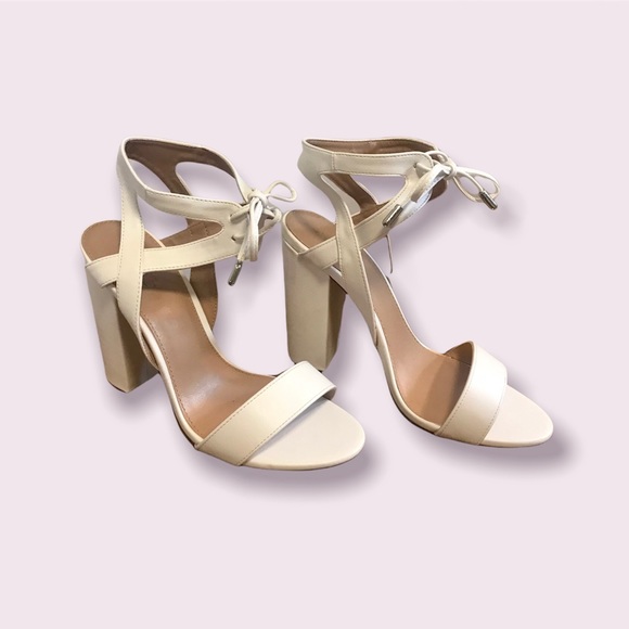 👠SALE 2/$12.00‼️ CHARLOTTE RUSSE Women’s Sandal Block Heel Shoes / White size 7 - Picture 5 of 5